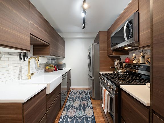 2nd image of 420 Jefferson St APT 3C