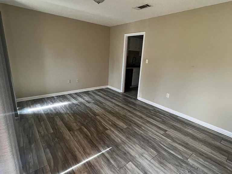 1122 36th St — Photo 2