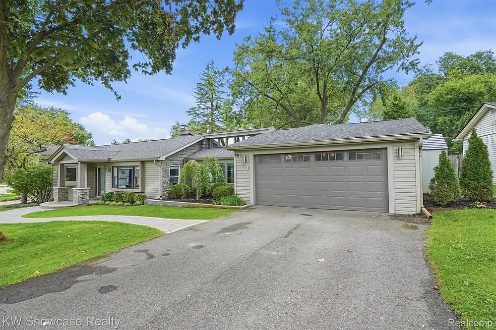 3 bed, 2450 sqft, $3,200 — Photo 3