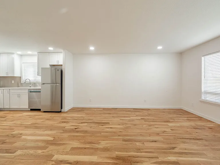 928 NW Spring St — Photo 4
