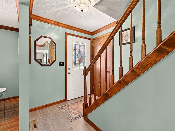 4th image of 10 Slate Dr