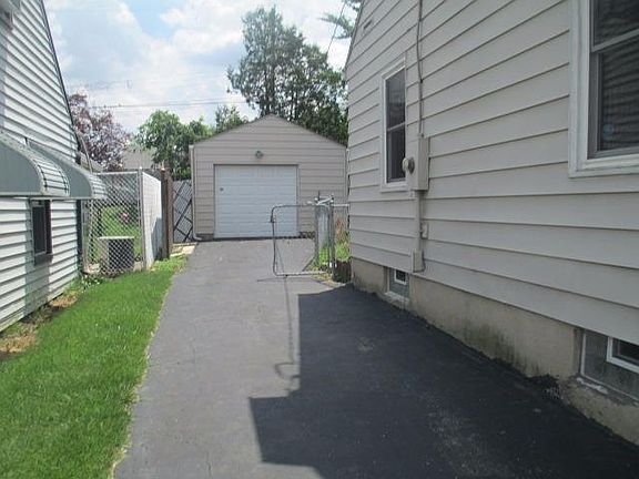 3rd image of 1520 Pershing Blvd
