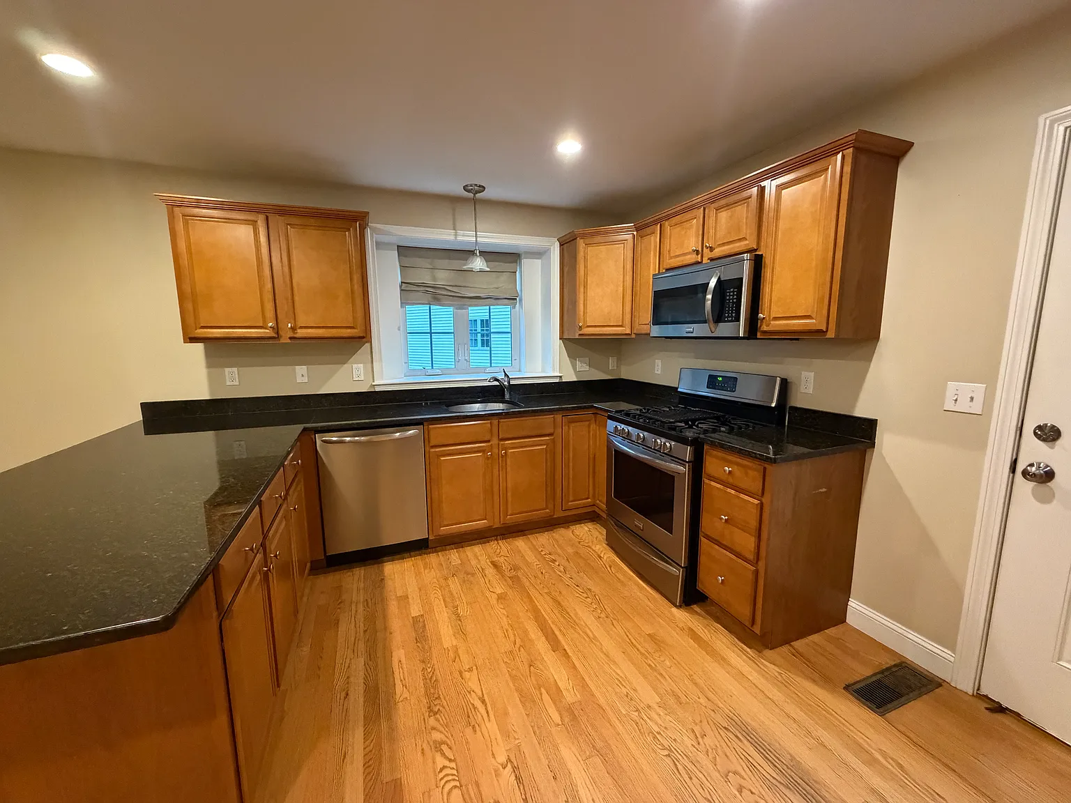 3 bed, 1.5 bath, 1300 sqft, $3,350 — Photo 4