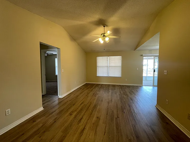 240 Westview Dr — Photo 2