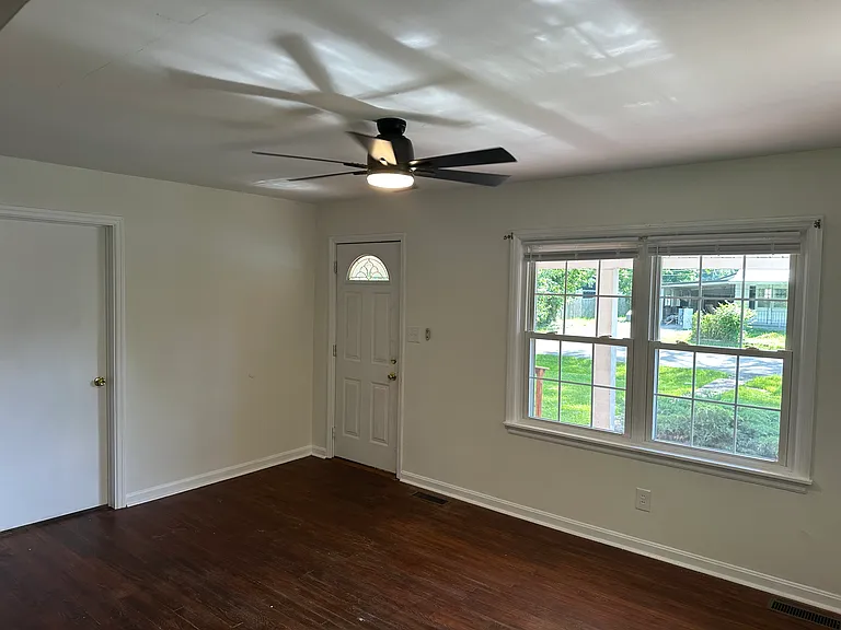2426 Runway Ave — Photo 5