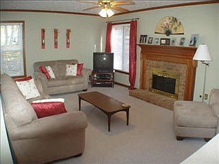 3rd image of 708 Jamie Way NE