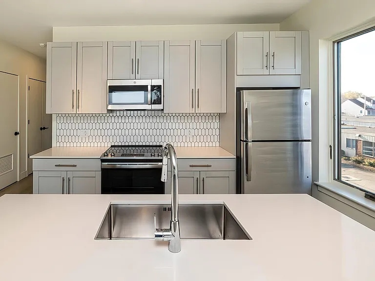 Lakehouse Luxury Apartments — Photo 3