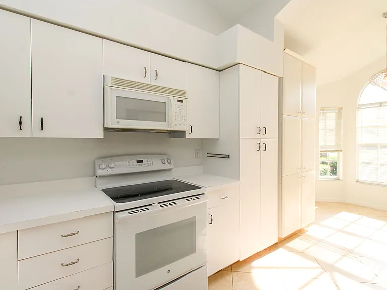10201 Regent Cir — Photo 16