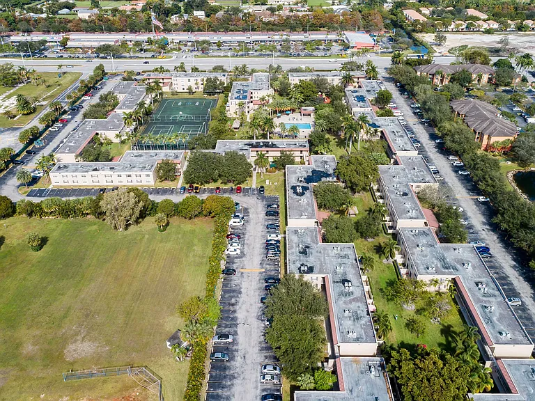 Apartment Surroundings | Sunset Palms | Apartments For Rent in Hollywood FL