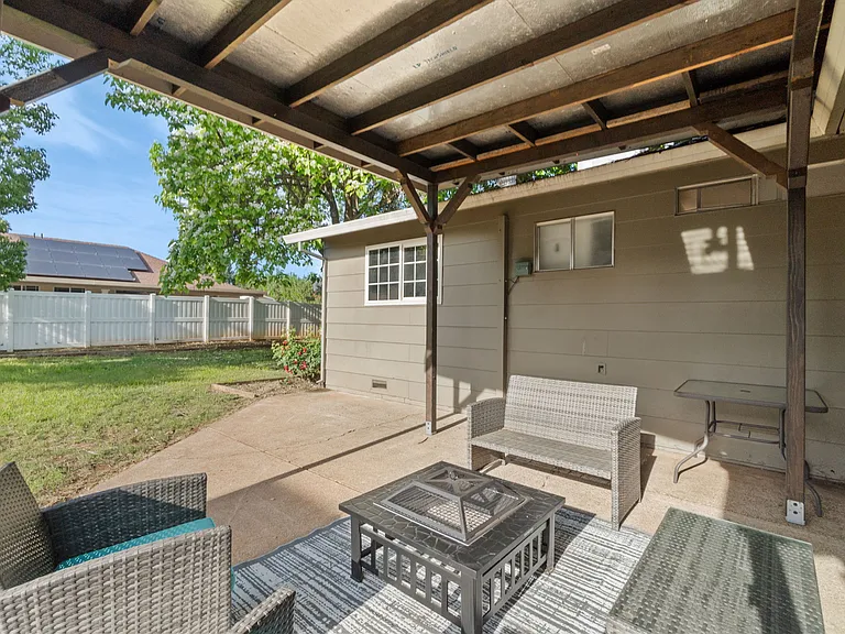 2384 Saturn Skyway — Photo 16
