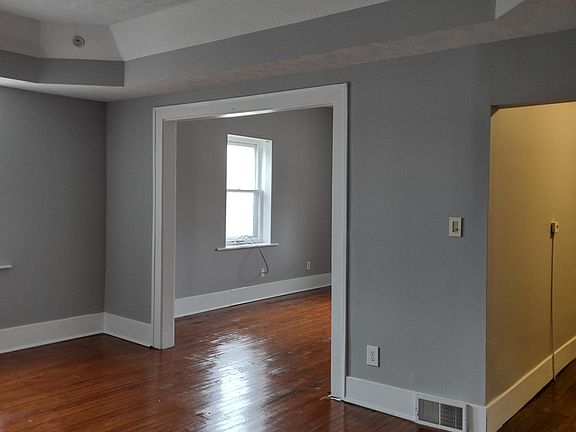 Living room and dinning room. Tray ceiling.
