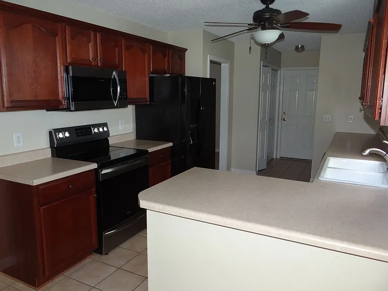 2528 Oriole Dr — Photo 3