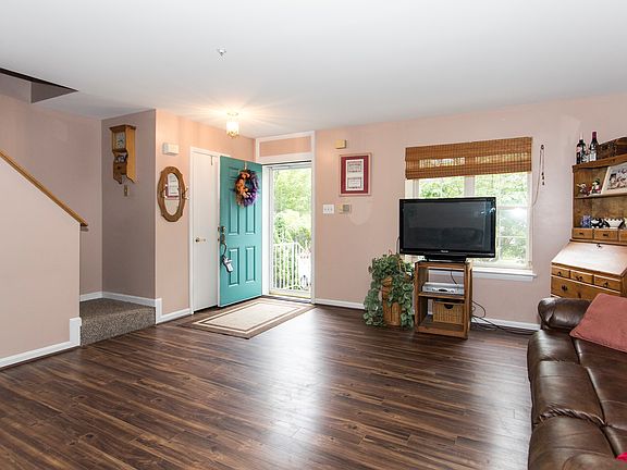 2nd image of 20 Cedar Chip Ct