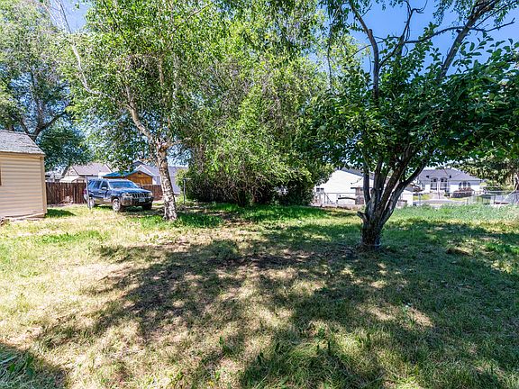 4th image of 705 NE Lookout Ave