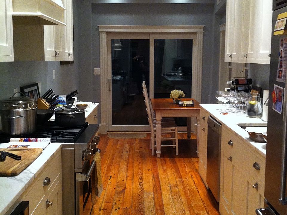 Gourmet white kitchen with Viking alliances