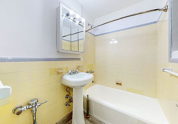 4th image of 160 E 55th St APT 5C