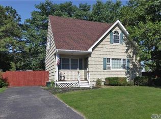 128 New Jersey Ave, Bellport, NY 11713
