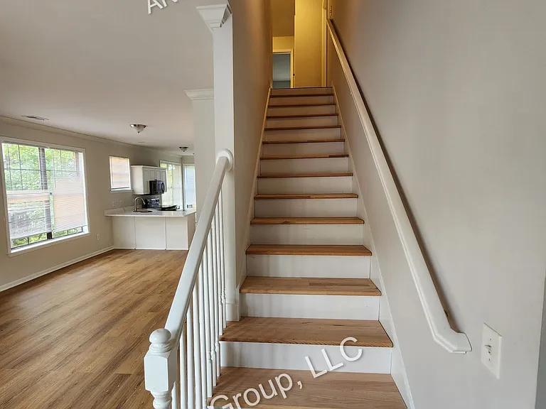 2269 Ridgemont Dr — Photo 2