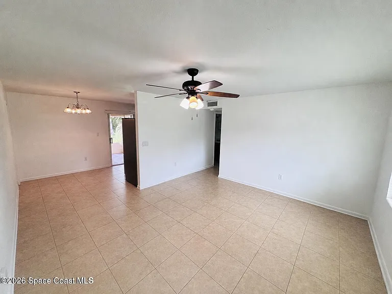 1812 Oakwood Dr — Photo 3