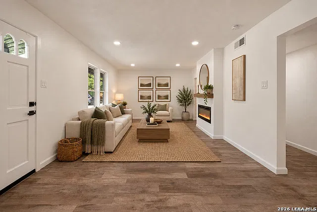 4 bed, 2.0 bath, 1008 sqft, $1,700 — Photo 3