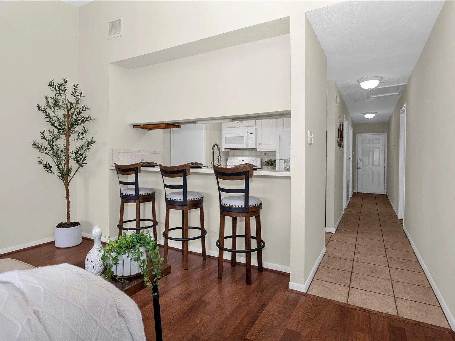2 bed, 2.0 bath, 969 sqft, $1,375 — Photo 4