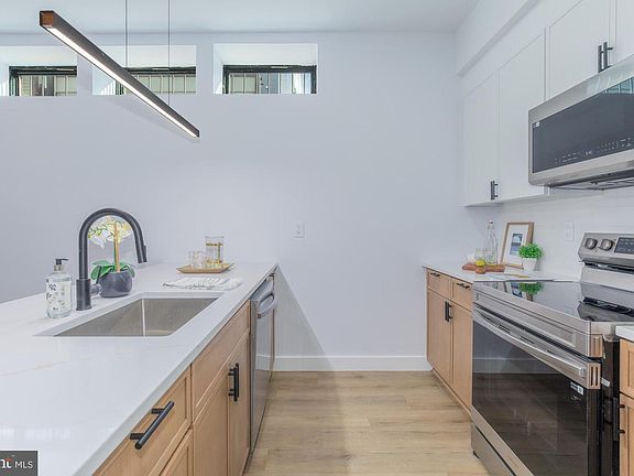 4th image of 1012 17th Pl NE APT 2