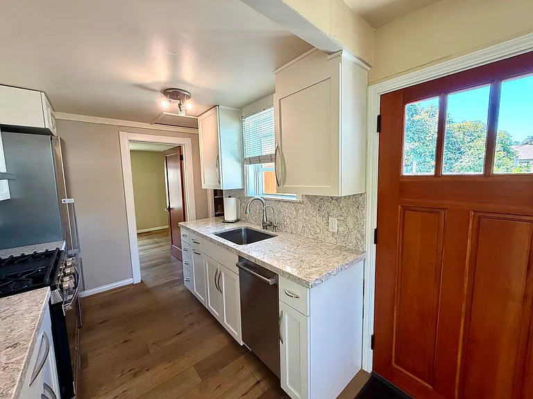 820 W Mission St — Photo 10