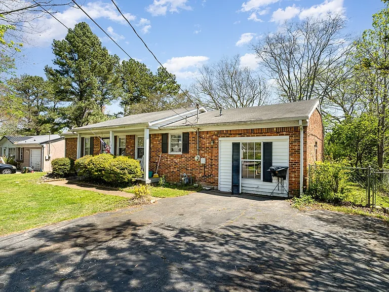 216 Granada Dr — Photo 2