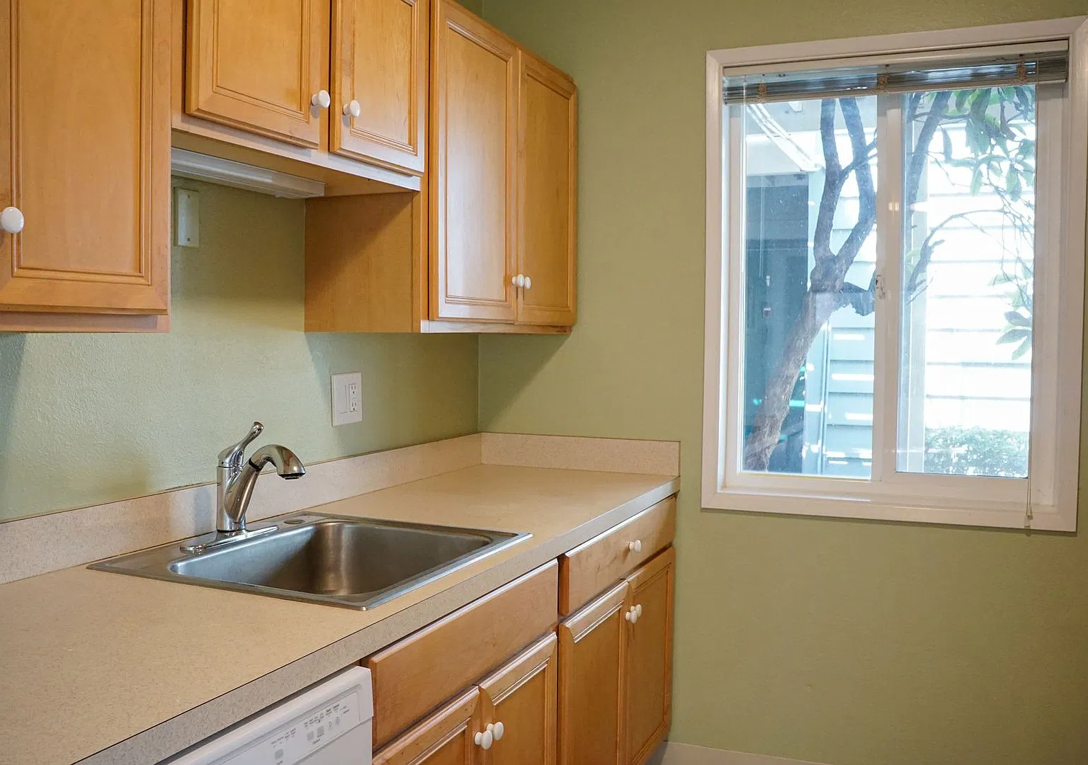 Spacious 2-Bedroom Apartment off Gladstone Ready Soon! — Photo 3