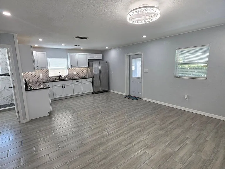 110 N Glenwood Ave — Photo 2