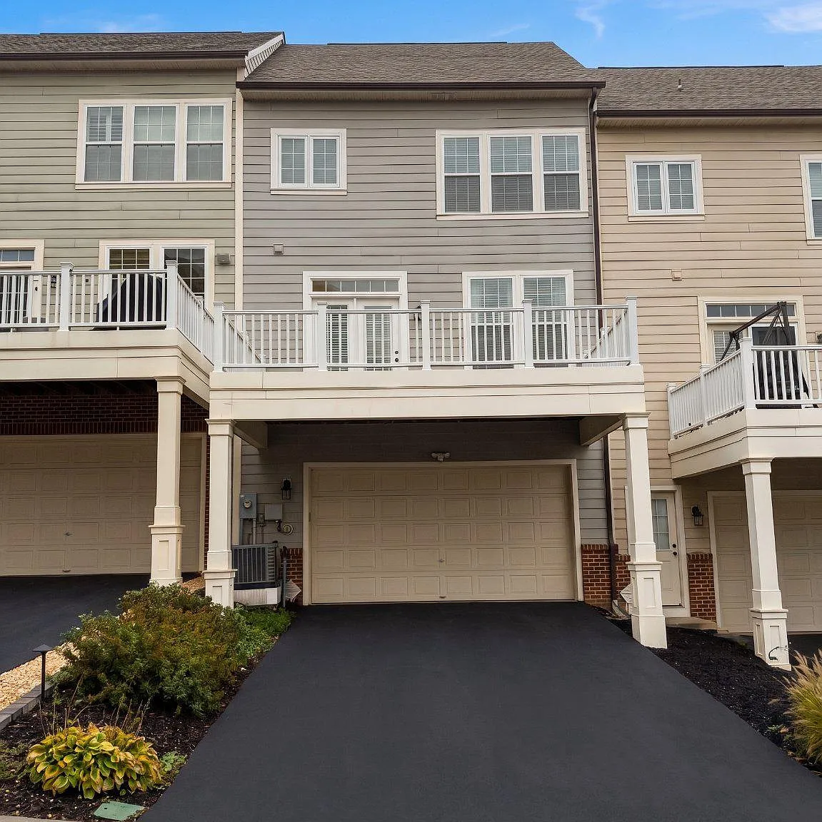 3 bed, 2.5 bath, 2926 sqft, $4,300 — Photo 2