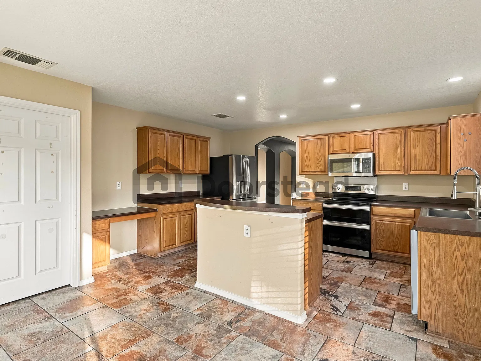 3 bed, 2.5 bath, 2496 sqft, $2,150 — Photo 2