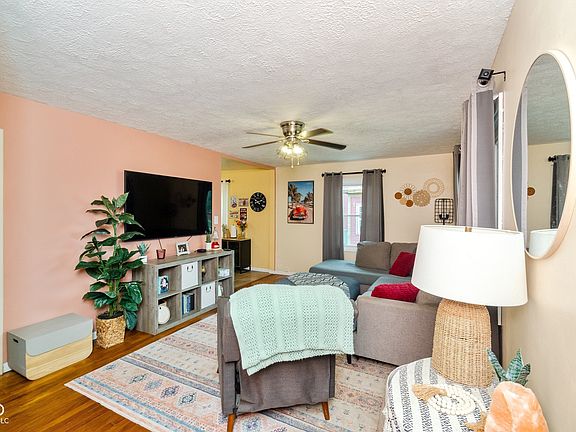 2nd image of 525 Park Ave