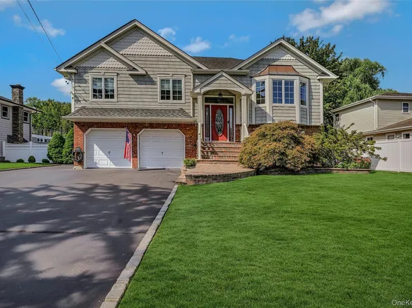 30 W Shore Road, Oakdale, NY 11769