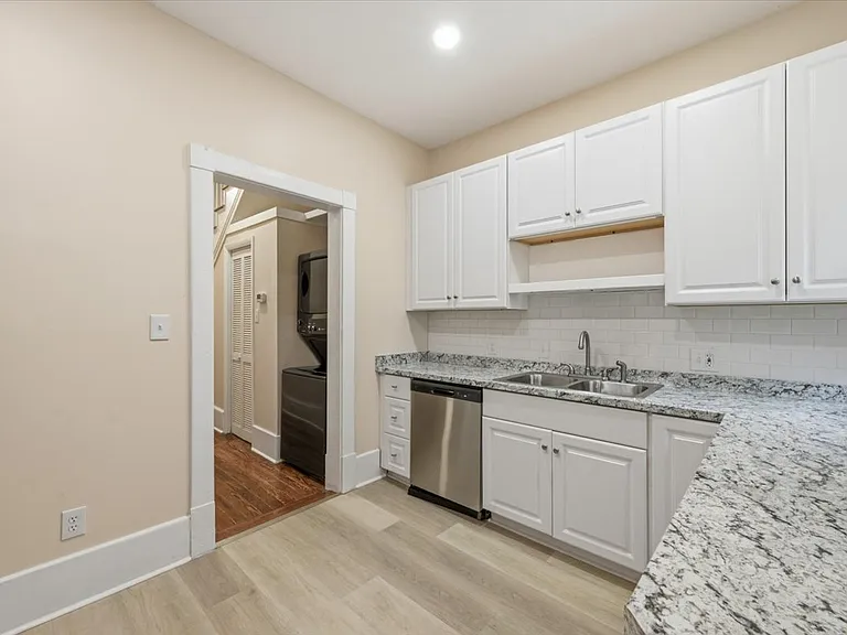 2305 Abercorn St — Photo 32