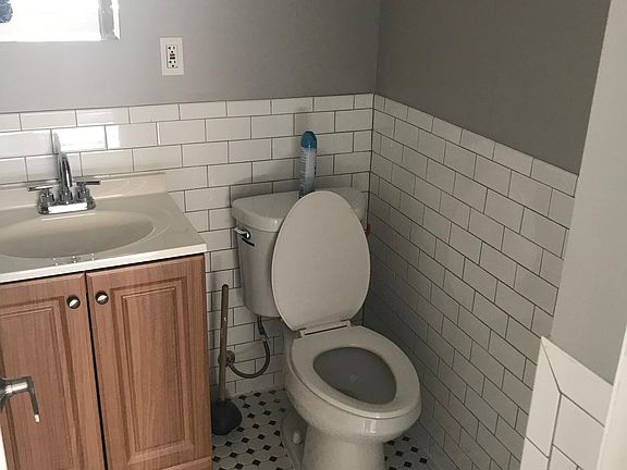 4th image of 3122 Waterbury Ave
