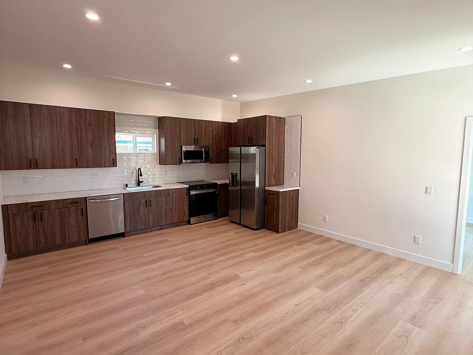 3 bed, 1170 sqft, $4,495 — Photo 1