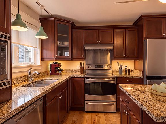 3rd image of 320B Queen St