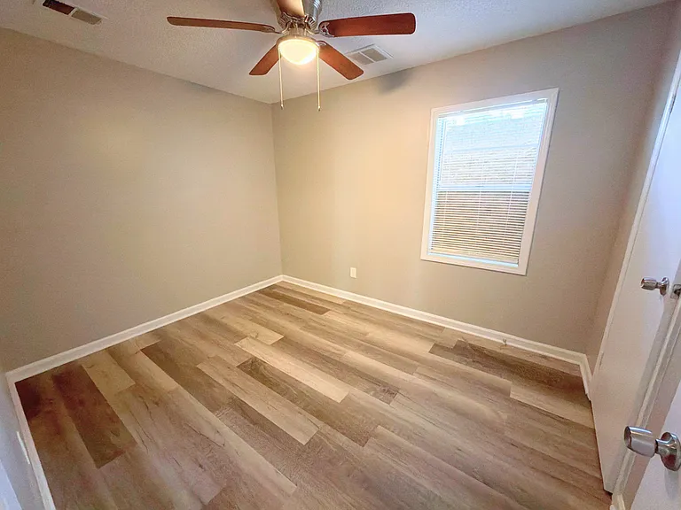 445 W Brooks Rd — Photo 16