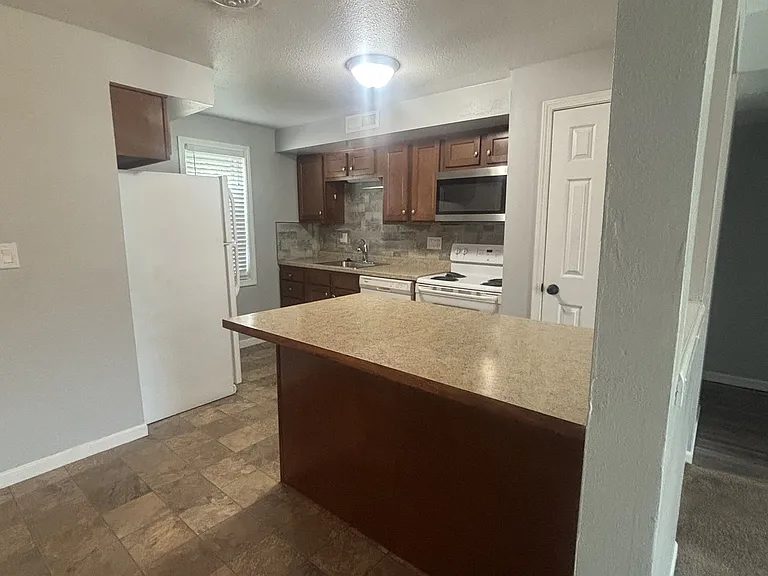 133 W Rosewood Ave #1 — Photo 2