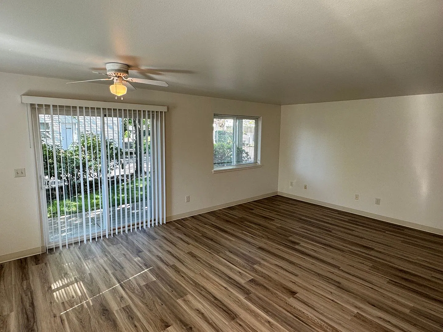 2 Bedroom Tri-plex in River Rd Neighborhood — Photo 4