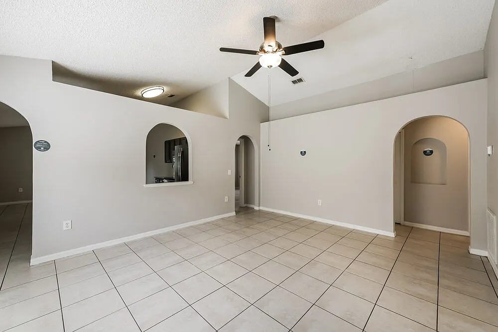 3 bed, 2.0 bath, 1324 sqft, $2,010 — Photo 3