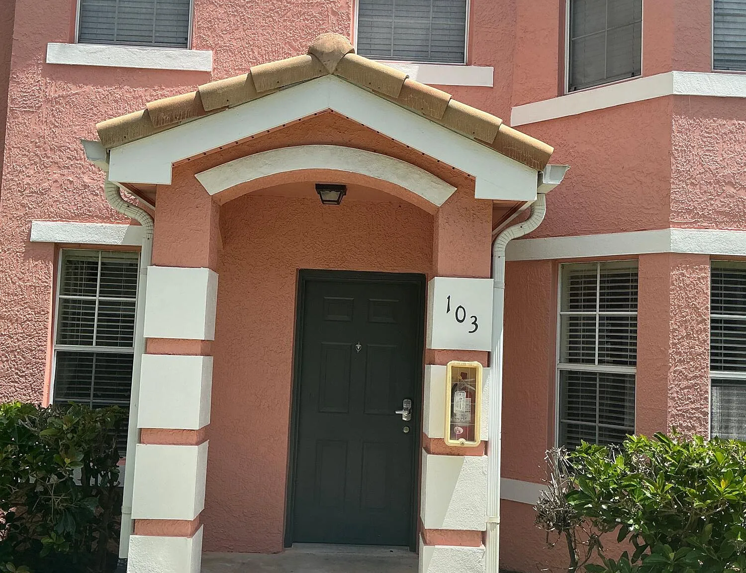 3 bed, 2.0 bath, 1467 sqft, $1,900 — Photo 1