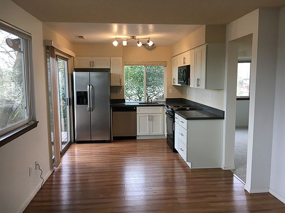 3rd image of 10717 158th Ct NE