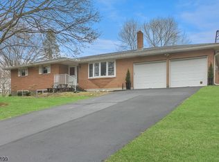 32 Berk Ln, Glen Gardner, NJ 08826