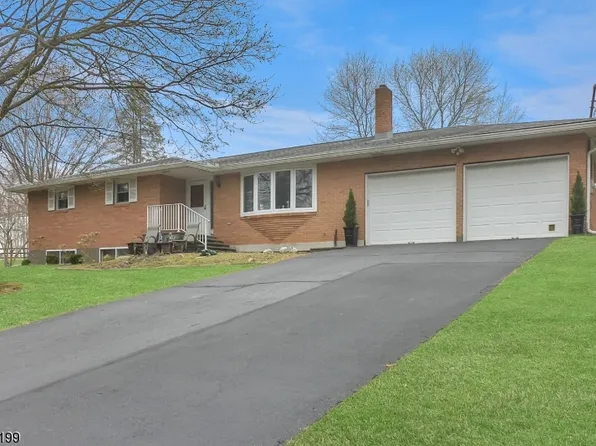 32 Berk Ln, Lebanon Twp., NJ 08826