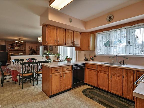 4th image of 1112 Wellington Cir