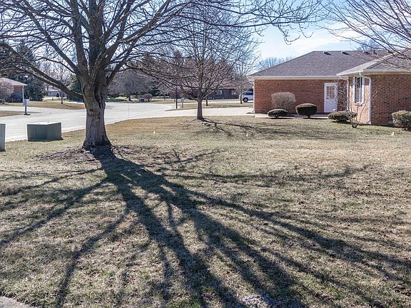 4th image of 8 Marywood Dr