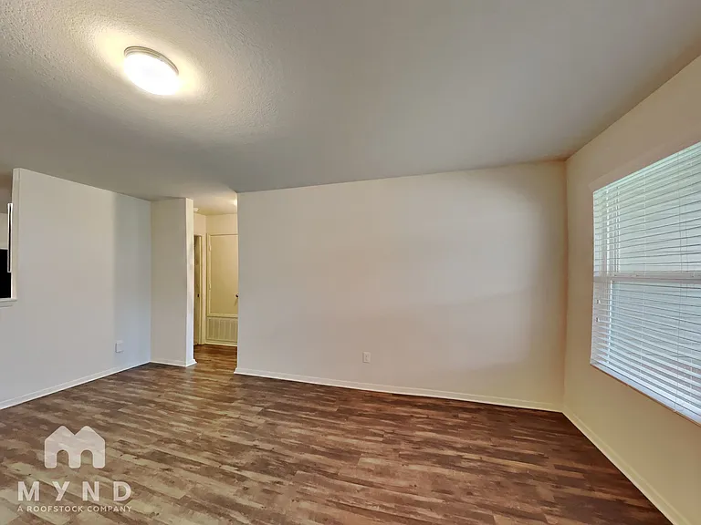 9168 Pleasant Valley Dr — Photo 6