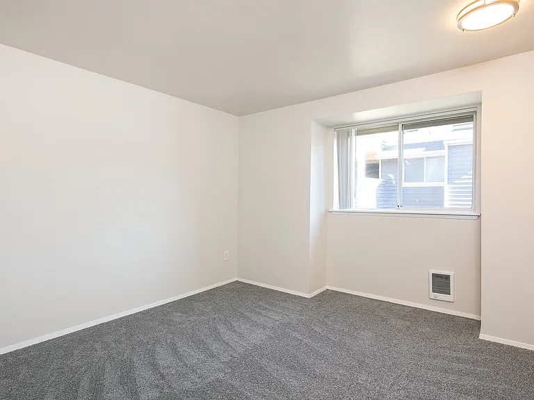 400 S 152nd St — Photo 12